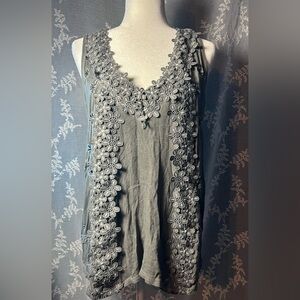 POL Boho Gray Floral Lace Sleeveless Tunic Top